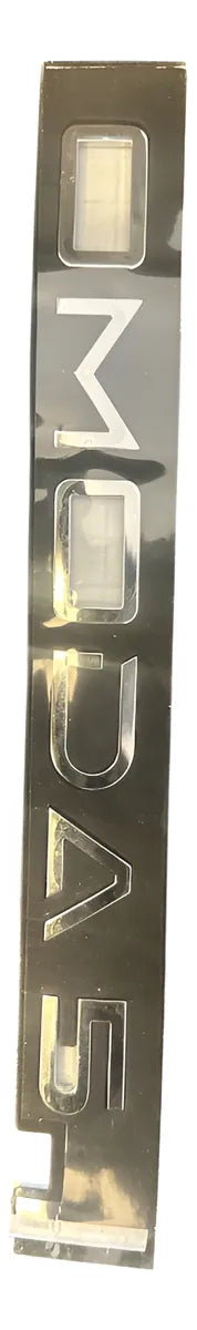 Emblema Delantero De Letras Omoda 5 Gris Cromo Para Carro / Camioneta