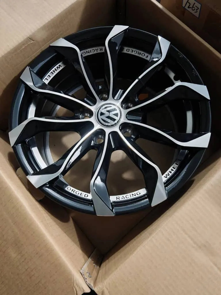 Juego de Rines 18" Aleación de Aluminio | 18x8.5J 5/112 Black Machine Negro | Modelo 6900